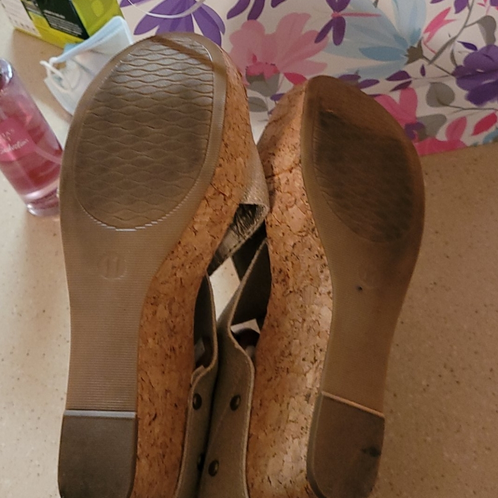 Shoes - Picture 3 of 4
